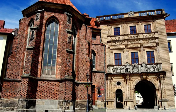 Brzeg, Polsko: kaple a knížat ze Slezska brány — Stock fotografie