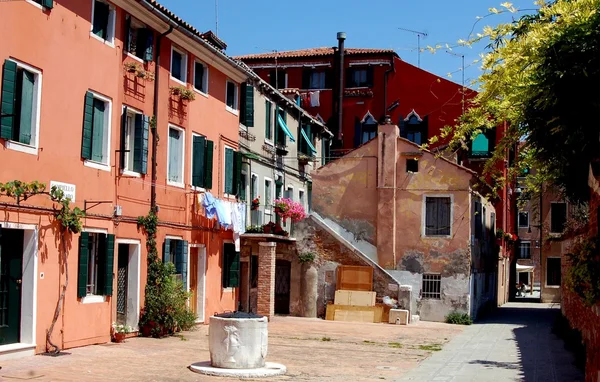 Venice, Italy: Colourful Houses in a Small Square — Stock Photo, Image