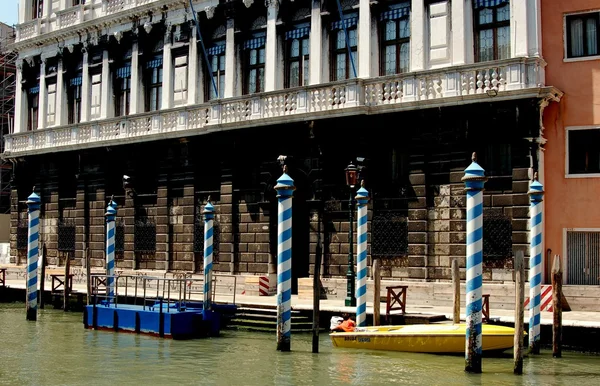 Venice, Italy: Mooring Poles on Grand Canal — Stock Photo, Image