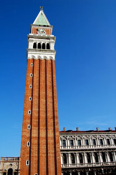 Venedig, italien: campanile auf der piazza san marco — Stockfoto