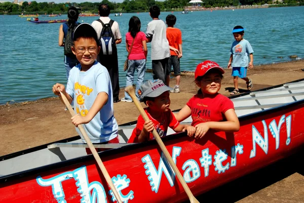 Queens, NY : Enfants dans Dragon Boat — Photo