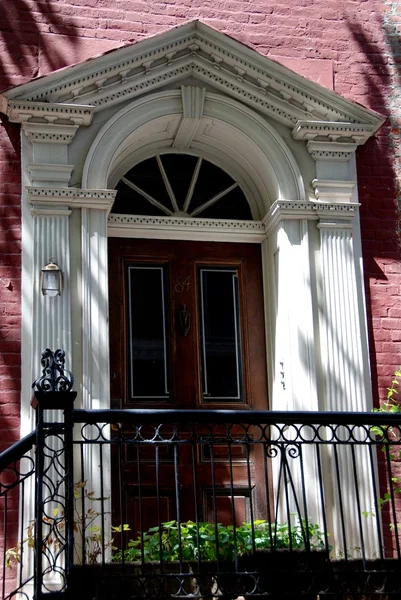 Brooklyn Heights, NY: Portão da era federal com janela do ventilador — Fotografia de Stock