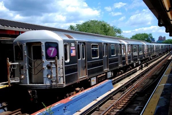 Queens, NY: No. 7 Tren subterráneo en la estación —  Fotos de Stock