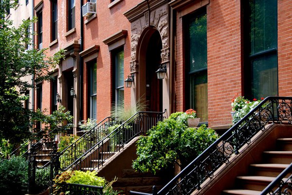 BROOKLYN, NEW YORK: Elegant brick town houses with stoops and front gardens in the Cobble Hill Historic District