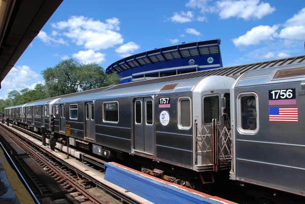 NYC: vlak číslo 7 proplachovací linka metra — Stock fotografie