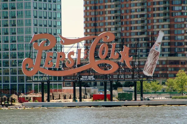 NYC: Sinal Pepsi-Cola em East River — Fotografia de Stock