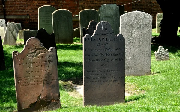 NYC: begin van de 19e eeuw grafstenen op genade kerk — Stockfoto