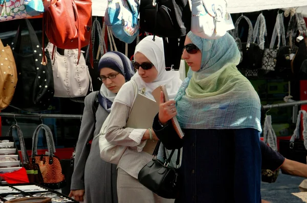 NYC: trzy kobiety Muzułmańskie na Festiwal uliczny — Zdjęcie stockowe