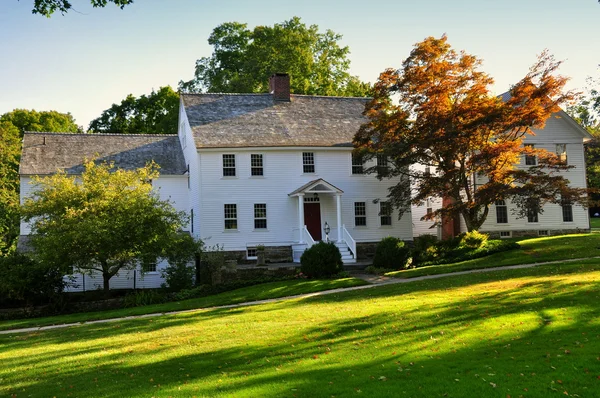 Washington, ct: Haus aus dem 18. Jahrhundert auf Dorfgrün — Stockfoto