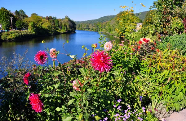 Most květin ve městě shelburne, ma — Stock fotografie