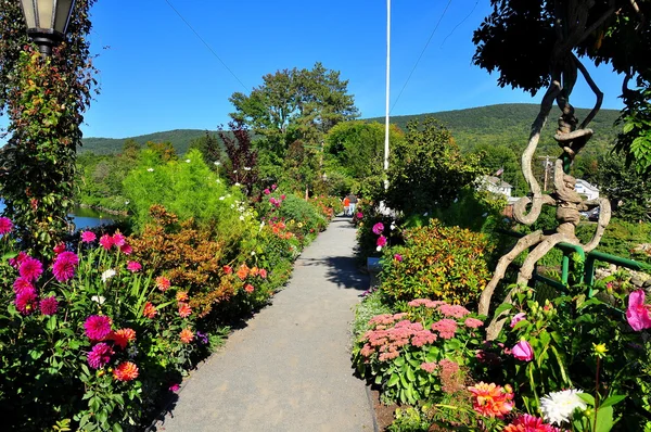 Ponte de flores em Shelburne, MA — Fotografia de Stock