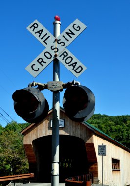 bartonsville, vt: tren geçerken ışık & kapalı köprü