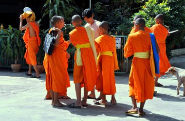 Kanchanaburi, Tayland: Çocuk rahipler Tay Tapınağı'nda