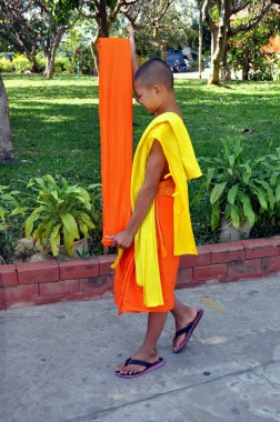 Kanchanaburi, Tayland: Elbise katlama çocuk keşiş