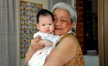 Kanchanaburi, Tayland: Büyükanne Holding bebek