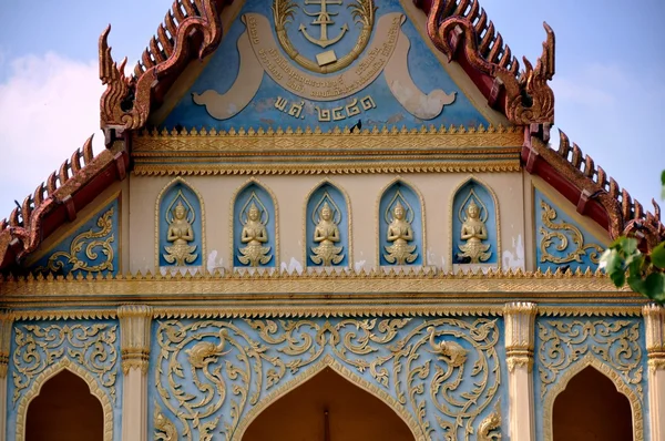 Kanchanaburi, thailand: Buddha-Figuren aus Tympanon im thailändischen Tempel — Stockfoto