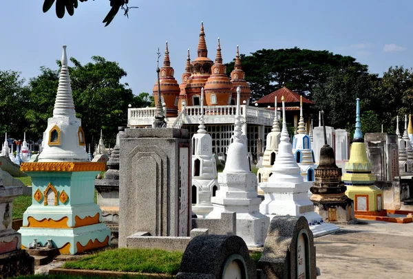 Kanchanaburi, thailand: chinesisches begräbnisfeld chedis — Stockfoto