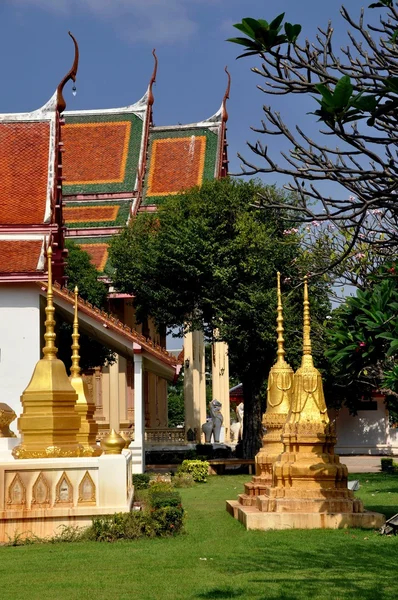 Kanchanburi, thailand: goldene chedis at wat nua — Stockfoto