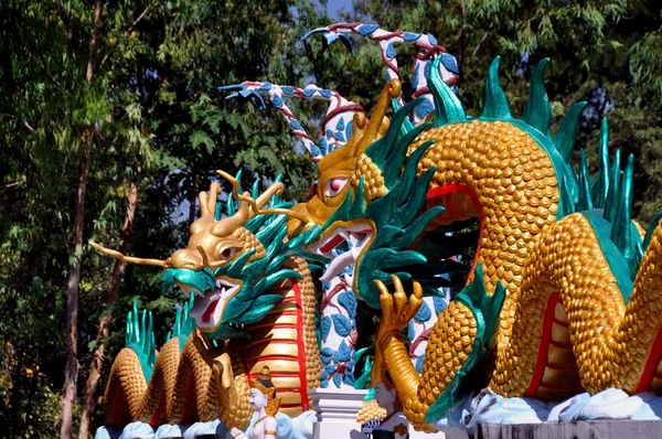 Kanchnaburi, Tailândia: Dragon Figures at Thai Wat — Fotografia de Stock