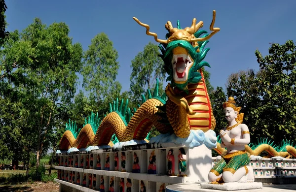 Kanchanaburi, Thailand: Dragon op Thaise tempel — Stockfoto