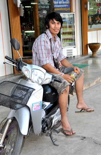 Kanchaburi, Tailândia: Jovens sentados em moto — Fotografia de Stock