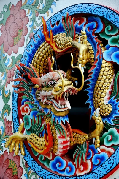 Kanchanaburi, Thailand: Dragon figur på Thai Temple — Stockfoto