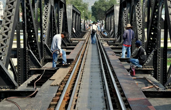 Kanchanaburi, Tailandia: Trabajadores en el puente del ferrocarril del río Kwai —  Fotos de Stock