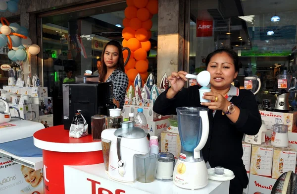 Kanchanaburi, Tailandia: Mujer haciendo slushies — Foto de Stock