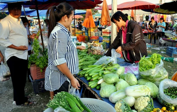 Kanchanaburi, Thailand: Patanakan Road openlucht markt — Stockfoto