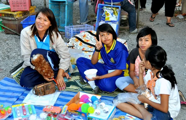 Kanchanaburi, Tailândia: Mulheres vendendo brinquedos — Fotografia de Stock