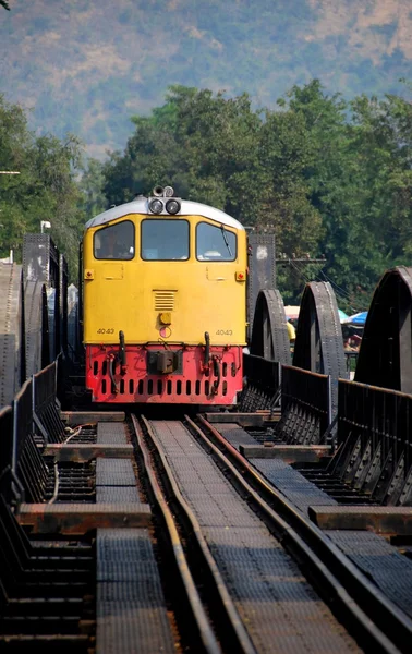 Kanchanaburi, Thailandia: Treno sul fiume Kwai Bridge — Foto Stock