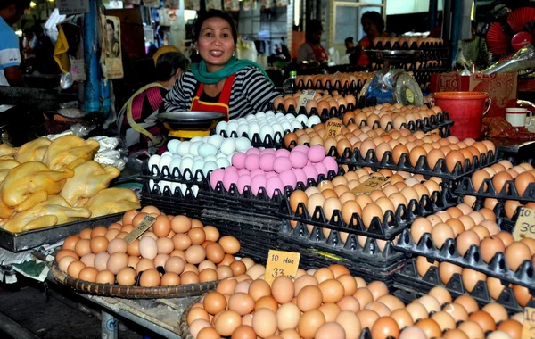 Kanchanaburi, Thajsko: Žena prodej vajec — Stock fotografie