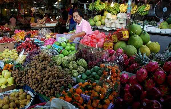 Kanchanaburi, Thailandia: Donna che vende frutti tropicali — Foto Stock