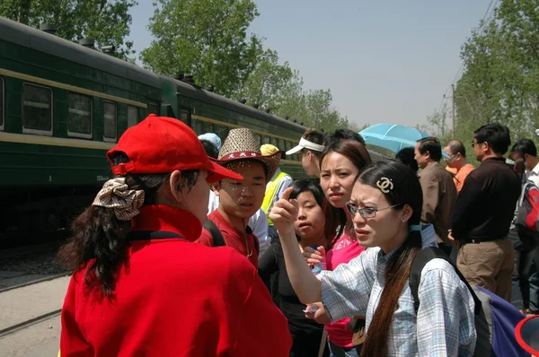 Badaling, Čína: Turisté na zeď na nádraží — Stock fotografie