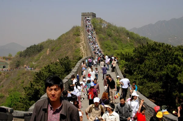 Badaling, China: Tourrists on Great Wall of China — стоковое фото