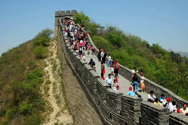 Badaling, Κίνα: Τουρίστες στο Σινικό τείχος της Κίνας — Φωτογραφία Αρχείου