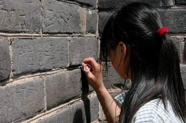 Badaling: Dívka řezbářských jméno na velké čínské zdi — Stock fotografie