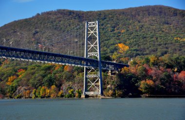 Hudson Nehri, Ny üzerinde ayı dağ köprü