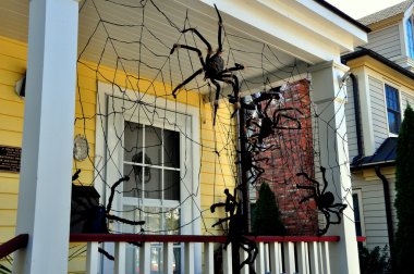 Soğuk Bahar, Ny: Halloween süslemeleri