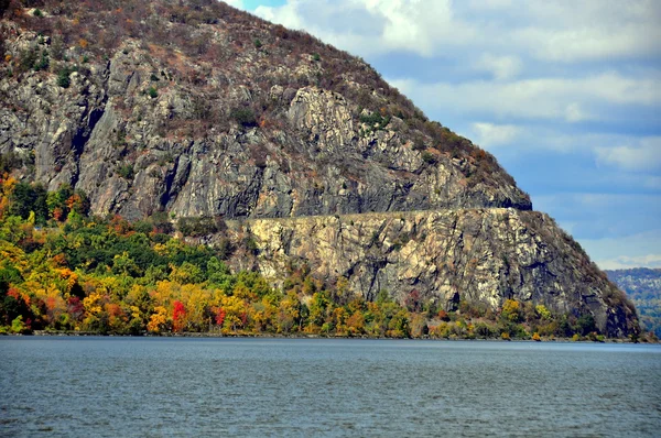 秋天的落叶与岩石峭壁寒泉，Ny: 哈德逊河 — 图库照片