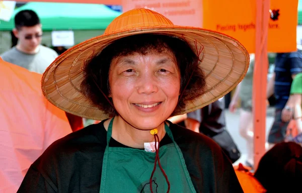NYC: Uśmiechnięty Chinka w słomkowym kapeluszu — Zdjęcie stockowe