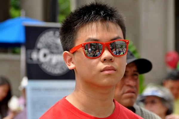 Nyc: Chinesische Jugend mit trendiger Sonnenbrille — Stockfoto