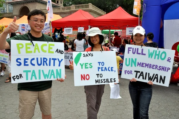 Taiwanese with Signs at NYC Festival — Stock Photo, Image