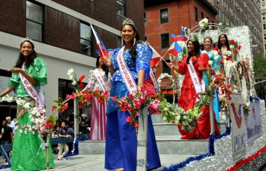 NYC: Filipinler Bağımsızlık Günü Parade Float biniciler