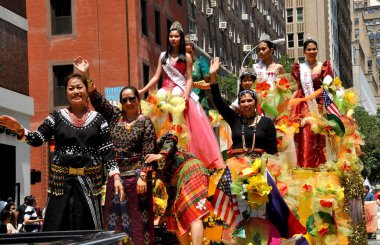 NYC: Filipinler Bağımsızlık Günü Parade Float biniciler