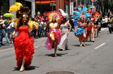 NYC: Filipinler Bağımsızlık günü geçit töreni yürüyüşçülerin