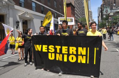 NYC: Filipinler Bağımsızlık günü geçit töreni yürüyüşçülerin