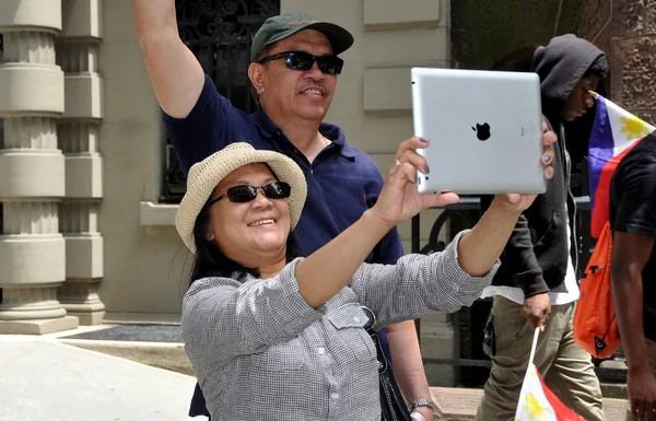 NYC: Mujeres usando ipad en el desfile de Filipinas — Foto de Stock