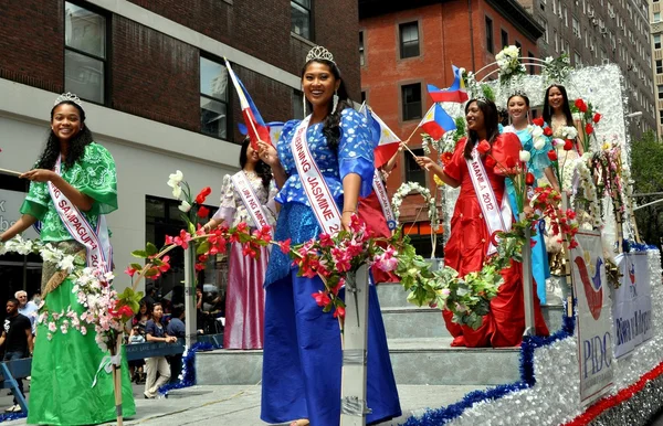 NYC: Philippines Independence Day Parade Float Riders — Stock Photo, Image