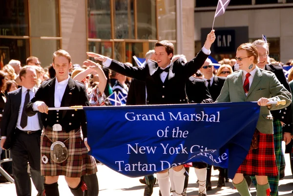 NYC: Lawrence Tynes at Scottish Tartan Day Parade — Stock Photo, Image